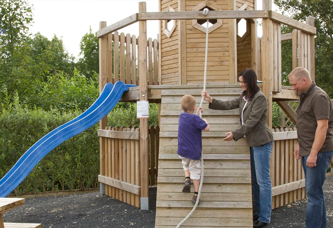 Spielturm mit Rutsche in der Außenausstellung