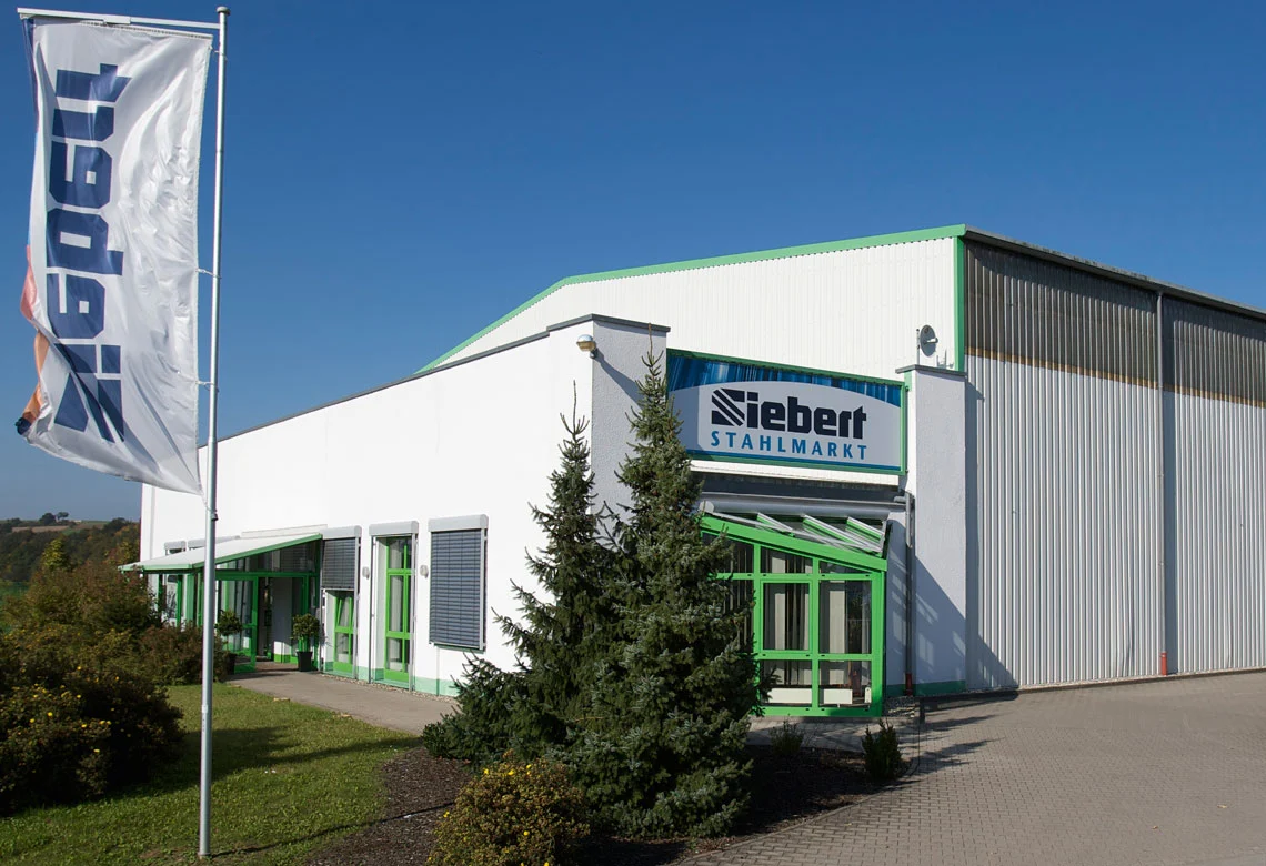 Gebäude des Siebert Stahlmarkts in Burghaun-Gruben mit Fahne