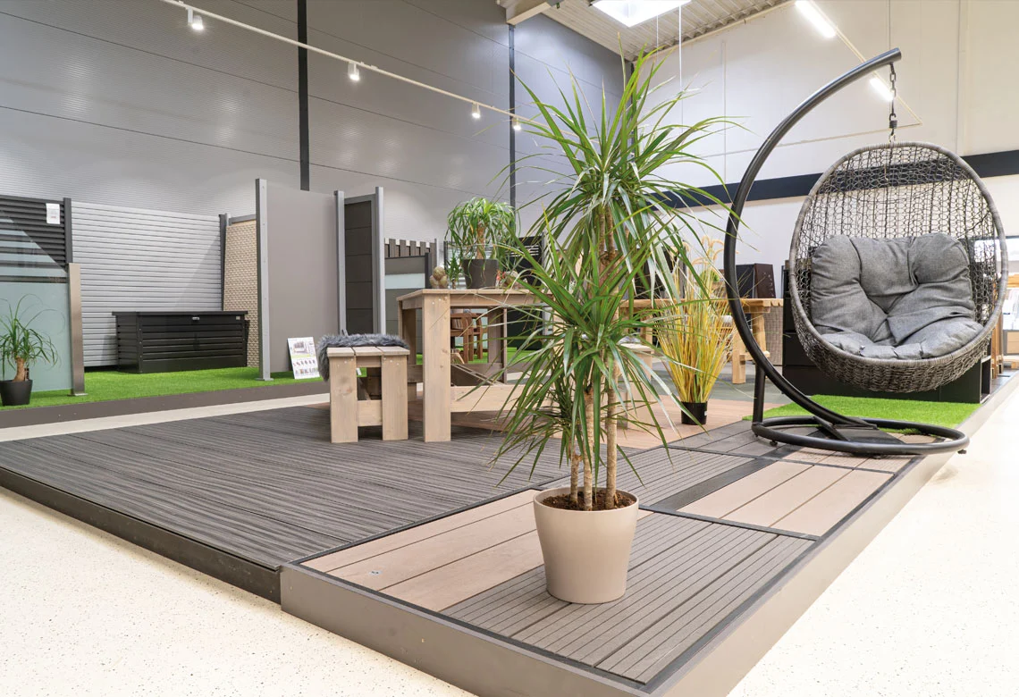 Terrassenmuster mit Hängesessel in der Ausstellung