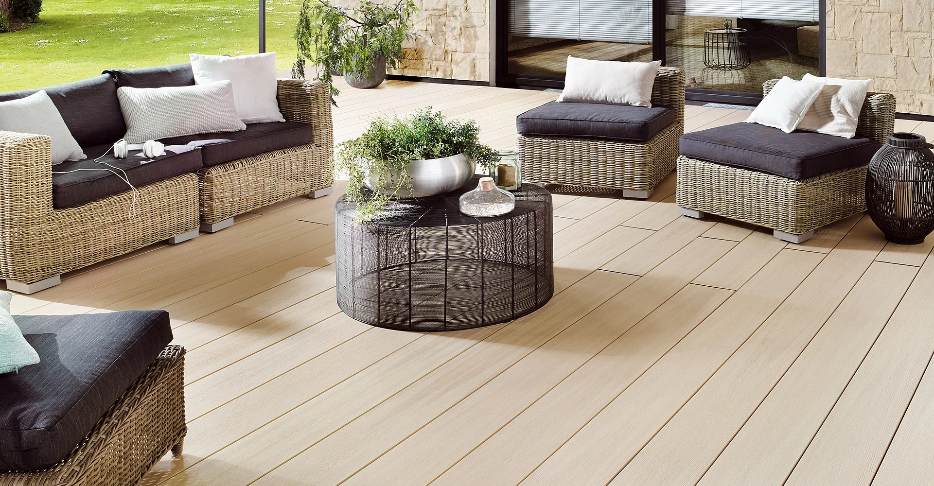 Holzterrasse mit Rattan-Lounge