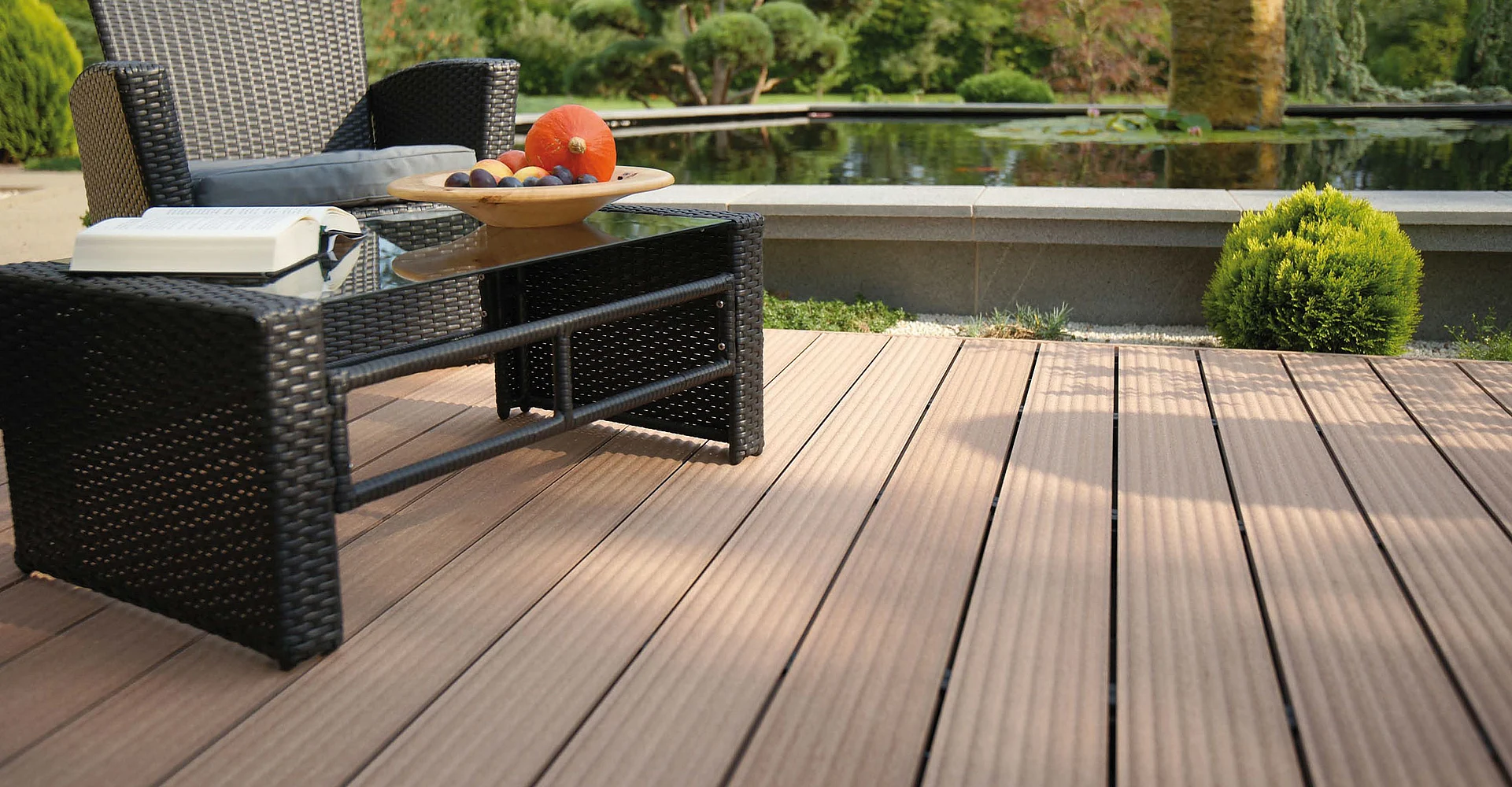 Terrasse aus WPC-Dielen mit Sitzgruppe
