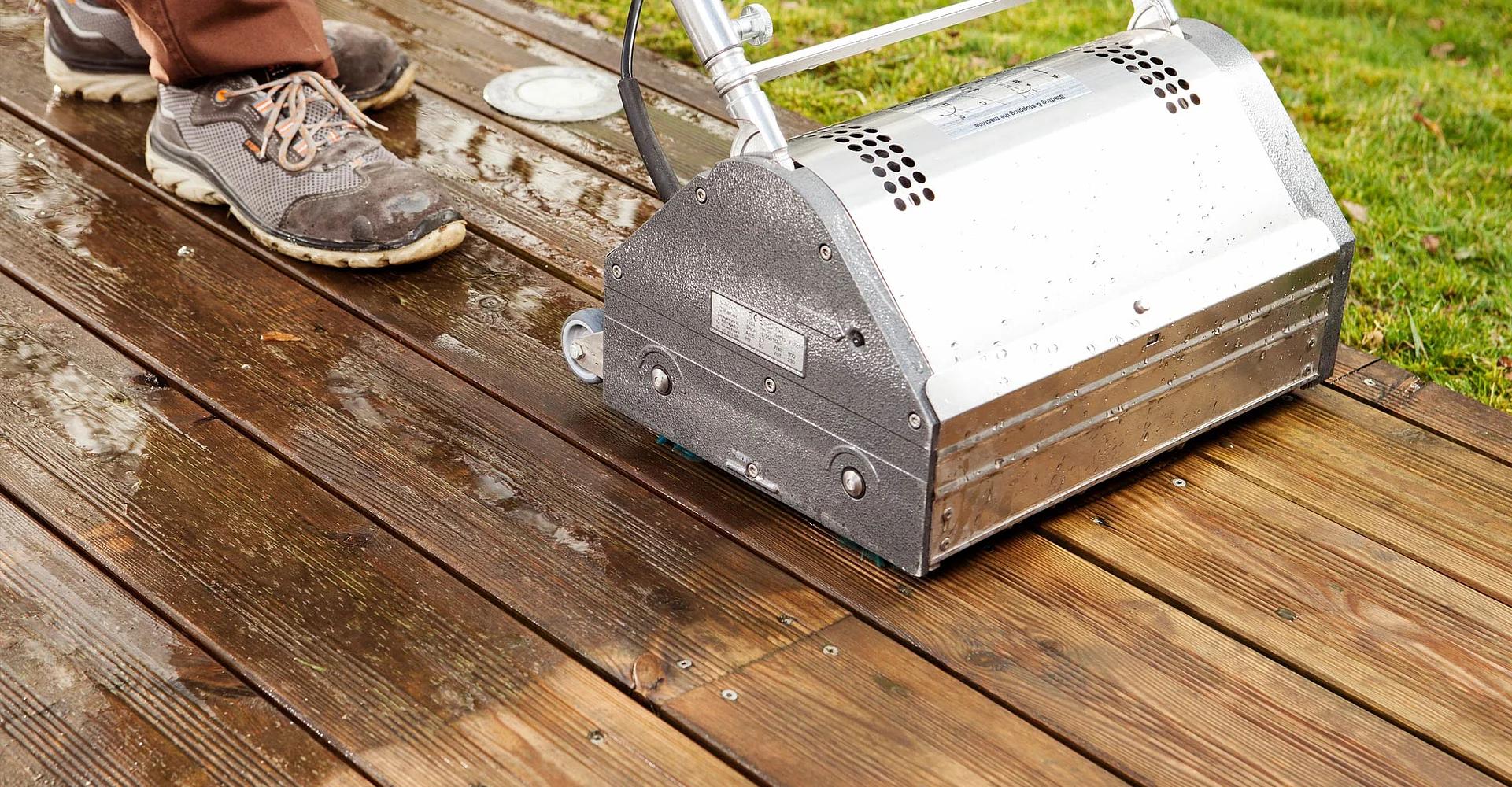Terrassen-Renovator auf einer Holzterrasse