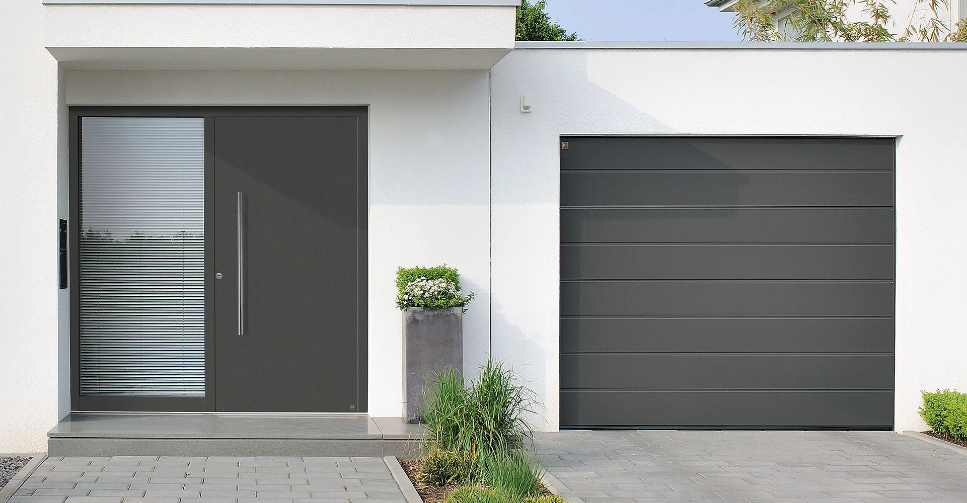 Haustür und Garagentor im gleichen Design