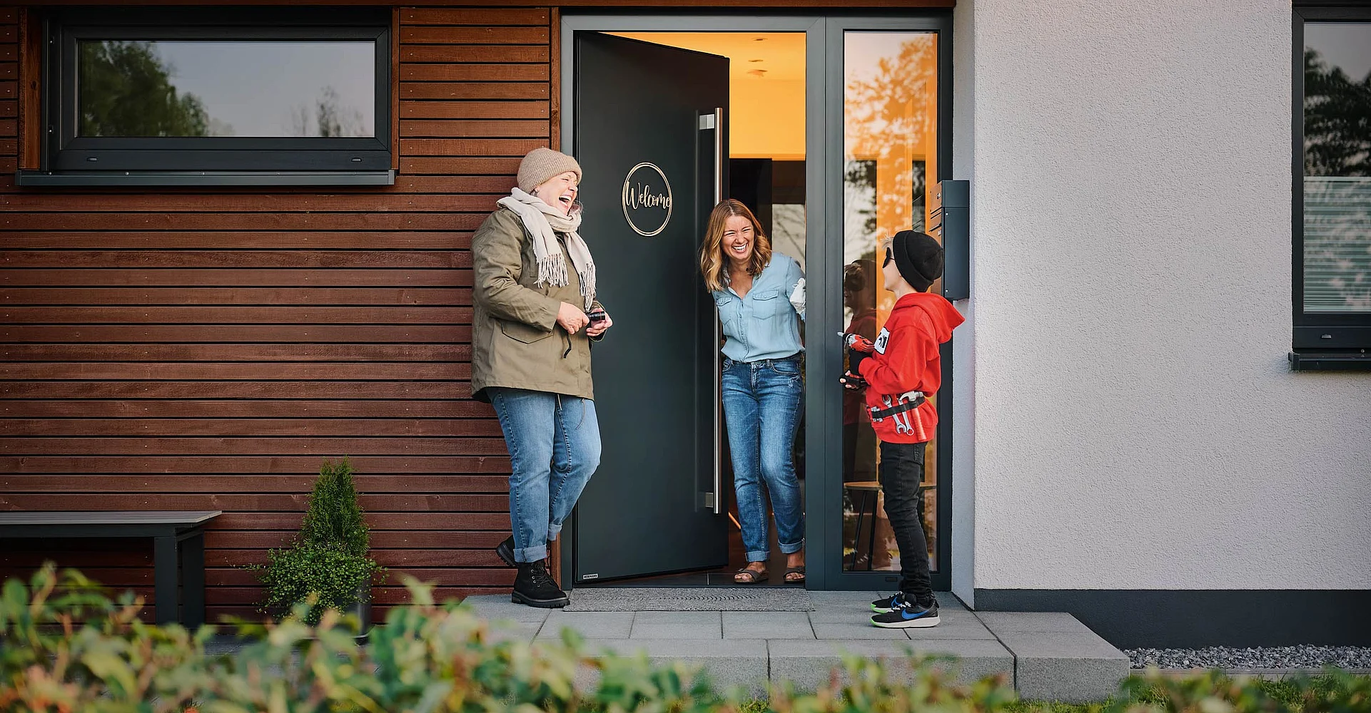 Familie an der neuen Haustür
