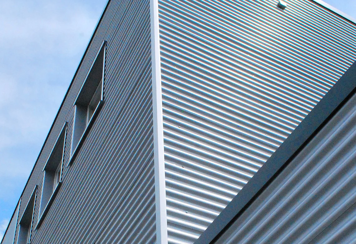 Fassade mit Trapezprofilen an einem Gebäude