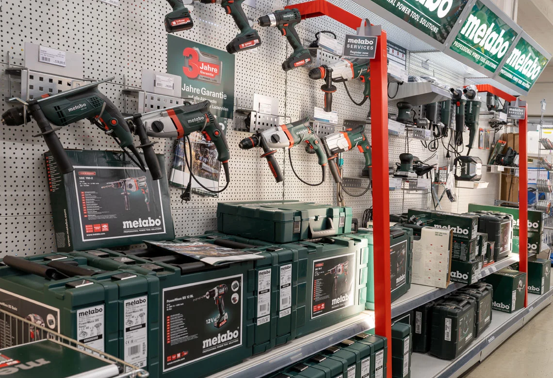 Elektrowerkzeuge an der roten Werkzeugwand