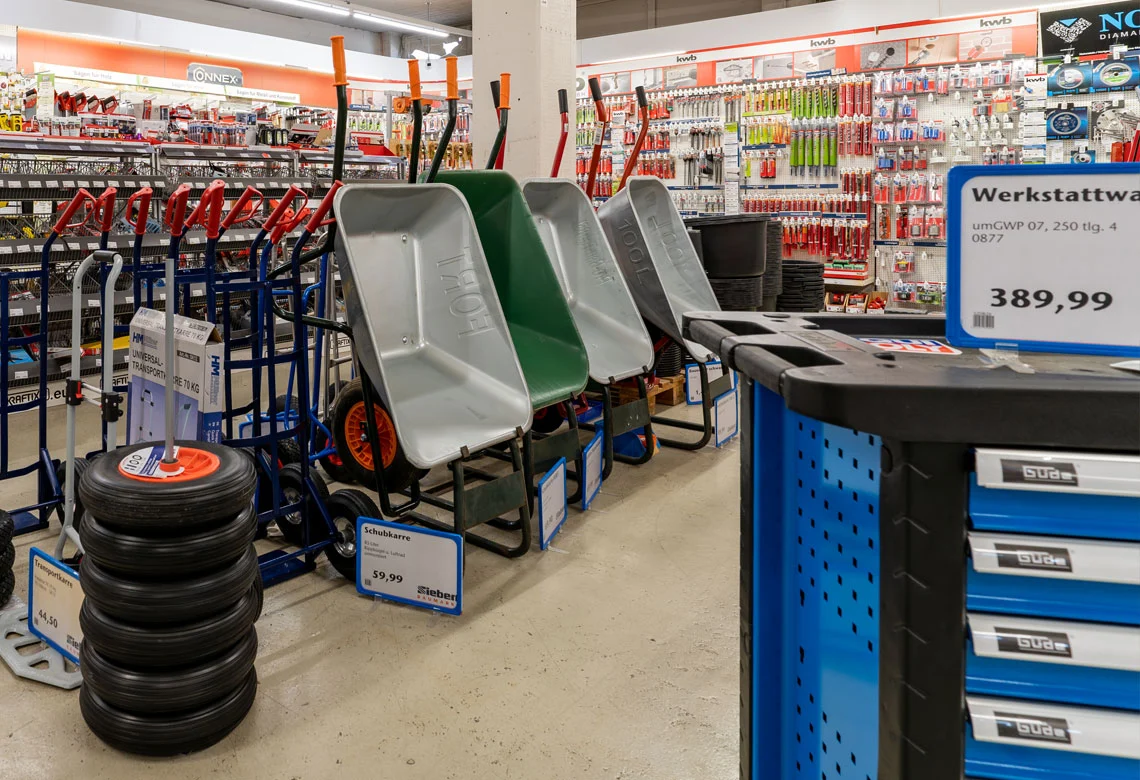 Schubkarren und Werkstattwagen im Baumarkt