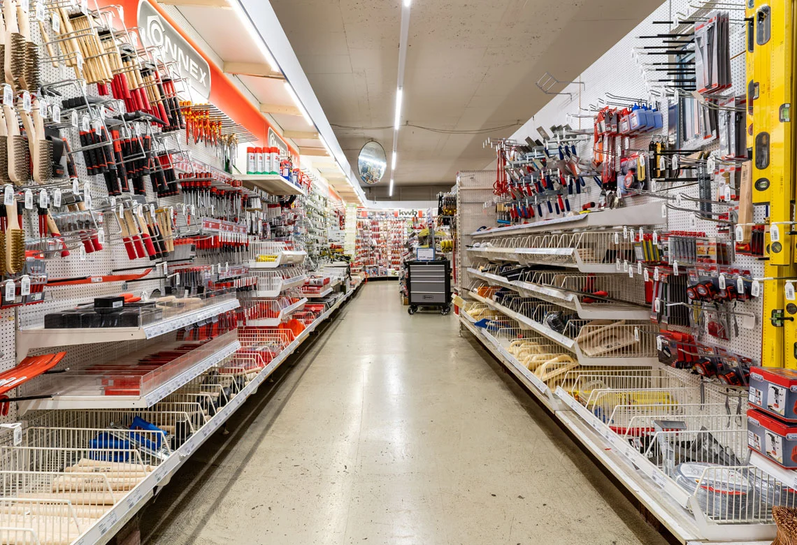 Gang mit Handwerkzeugen im Baumarkt