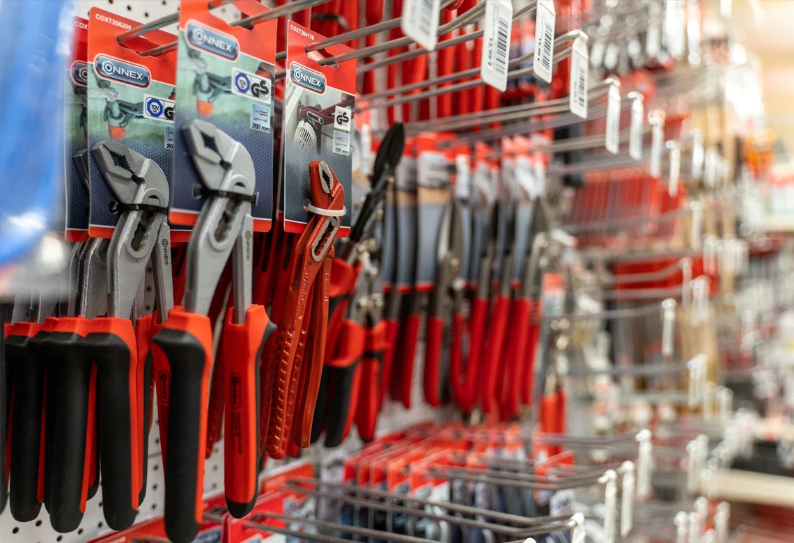 Zangen von Knipex an der Werkzeugwand