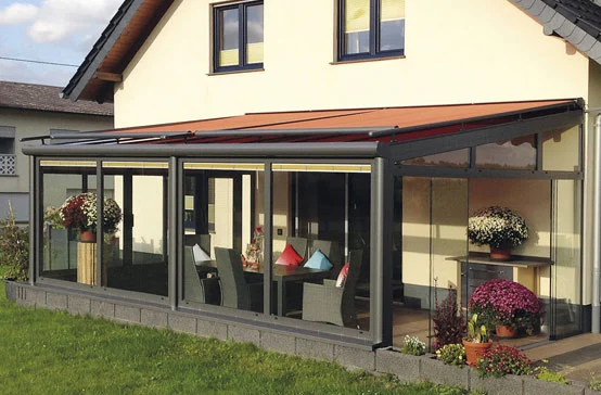 Wintergartenmarkise über einem Glasdach