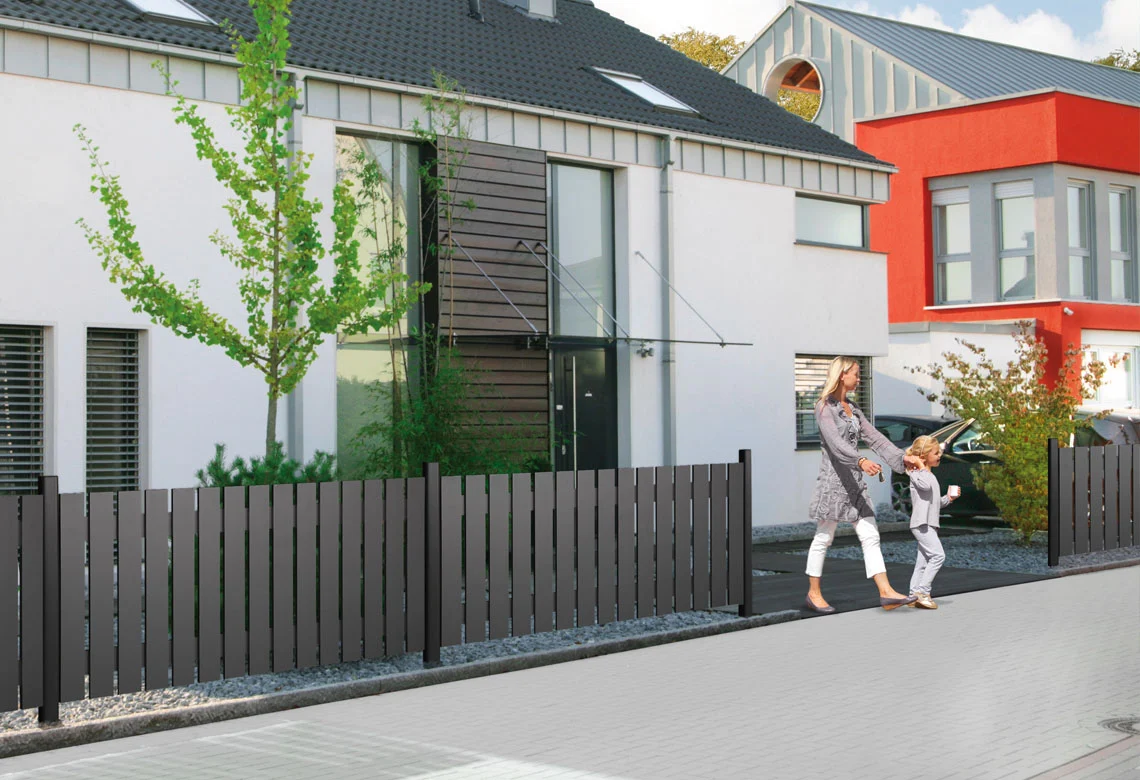 Dunkler Metallzaun vor einem modernen Haus