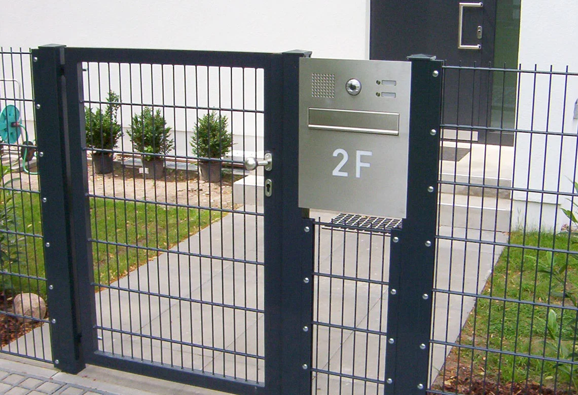 Gartentor aus Doppelstabmatten mit Briefkasten